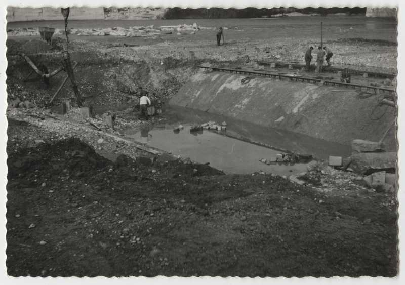 Fiume Isonzo, Gorizia. Opere di sbarramento in costruzione. Formazione della platea e vasca di dissipazione. Operai
